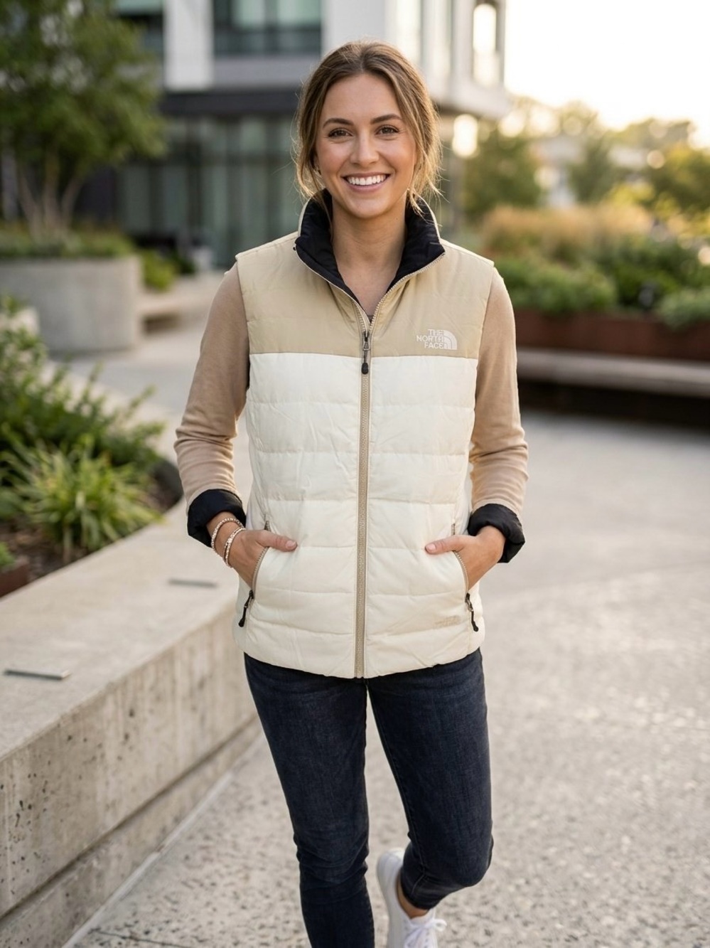 The North Face V-Motion Reversible Puffer Vest Jacket, Beige/Black, Size M, NWT